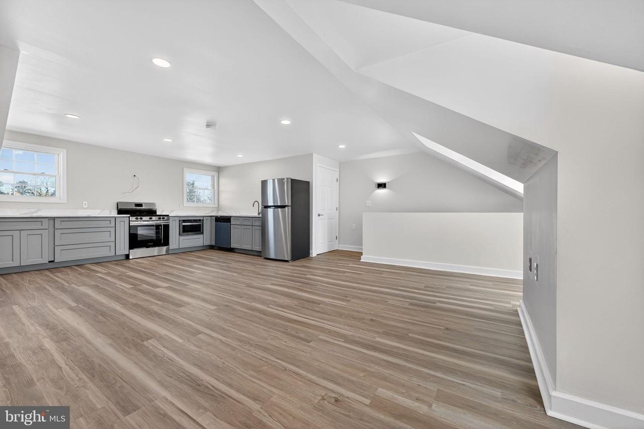 793 PENNS PARK Lane unit: C #C - Photo 3 of 18