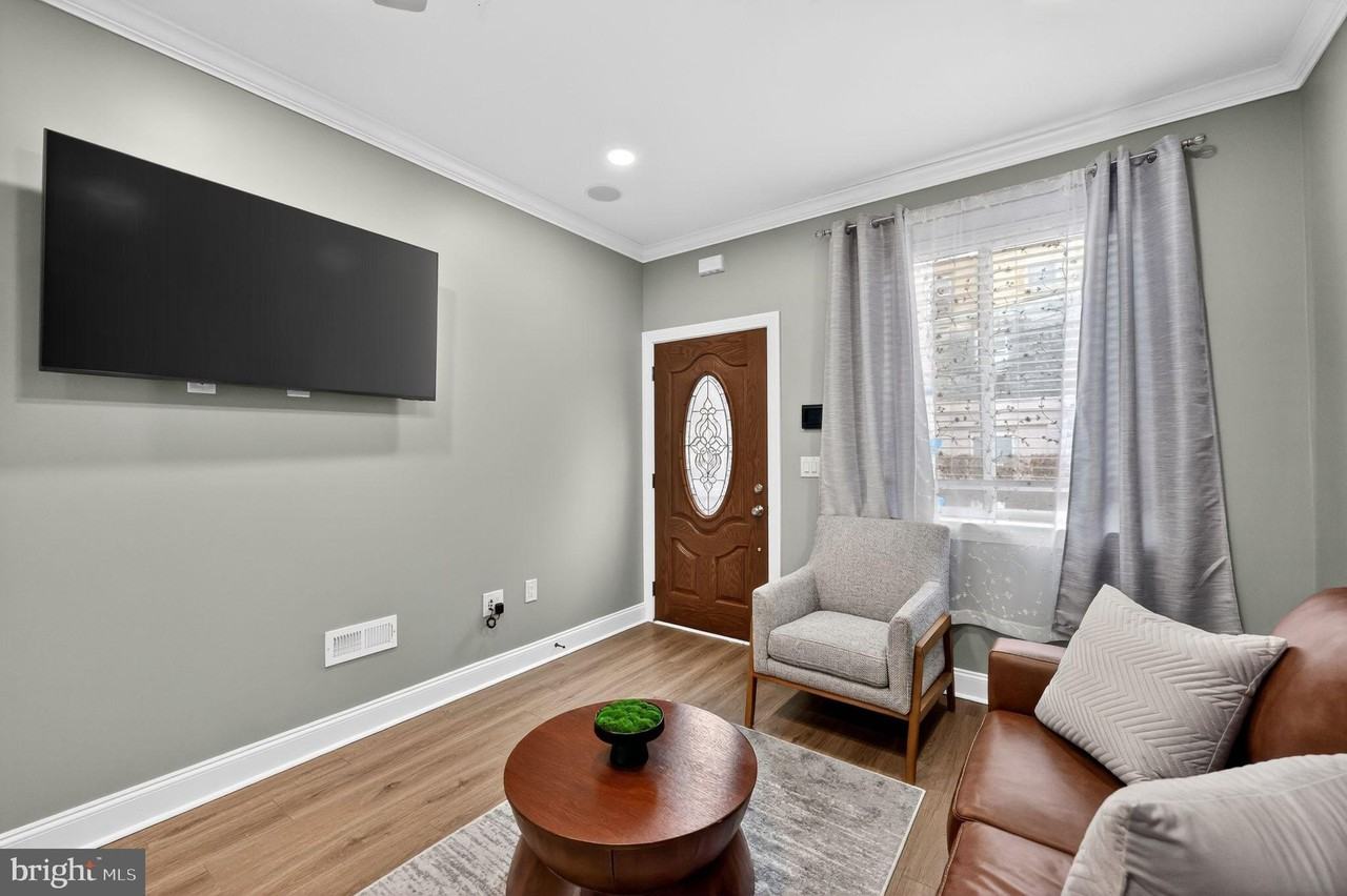 2542 Arcadia St - Photo 4 of 44