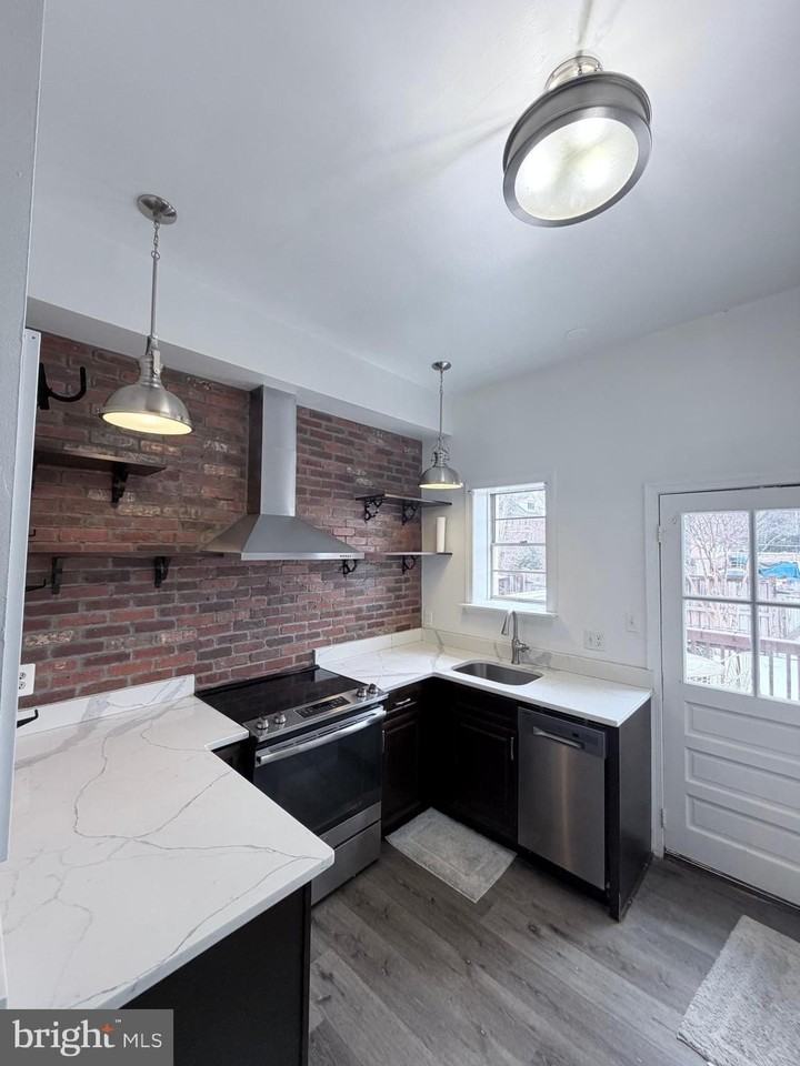 1111 Duke St - Photo 3 of 37