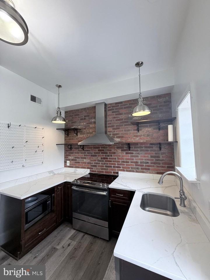 1111 Duke St - Photo 4 of 37