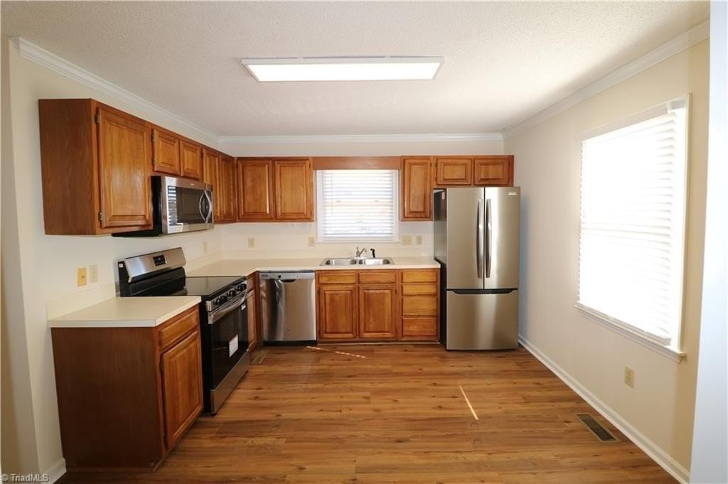 1517 Bethesda Woods Ln - Photo 4 of 21