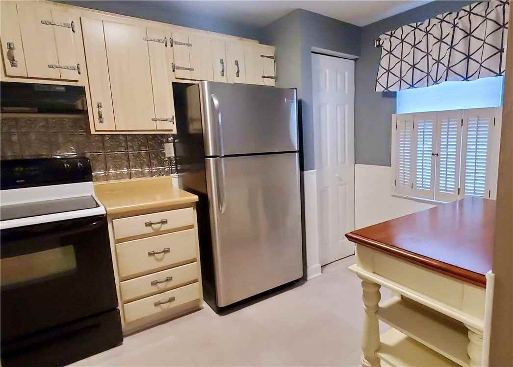 711 Newton Sq - Photo 6 of 16