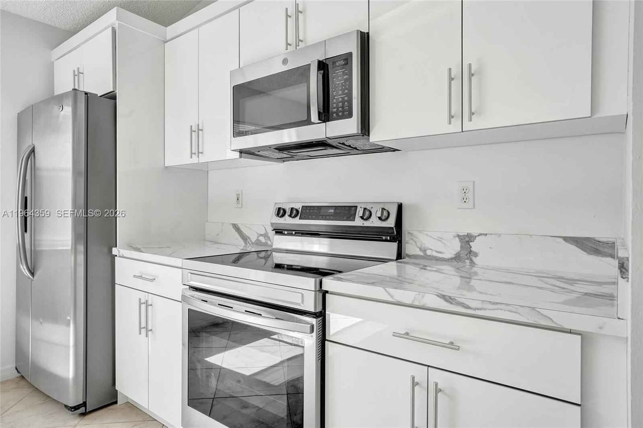 2421 Sw 103rd Way - Photo 2 of 30