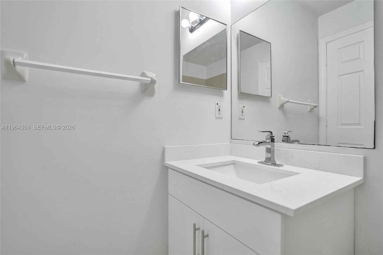 2421 Sw 103rd Way - Photo 3 of 30