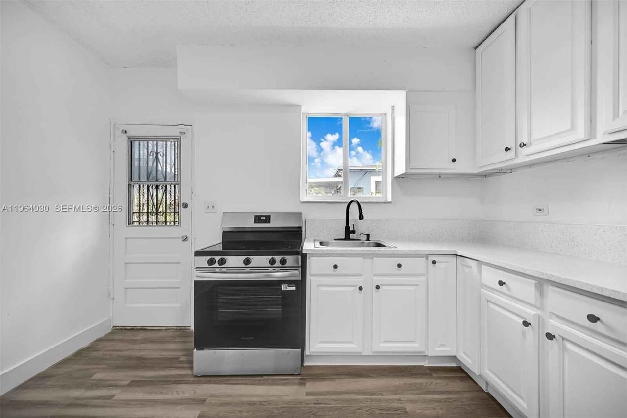 1391 Nw 102nd St - Photo 3 of 33