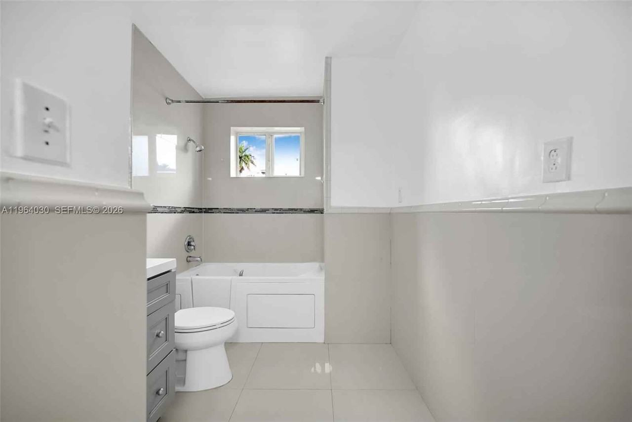 1391 Nw 102nd St - Photo 5 of 33