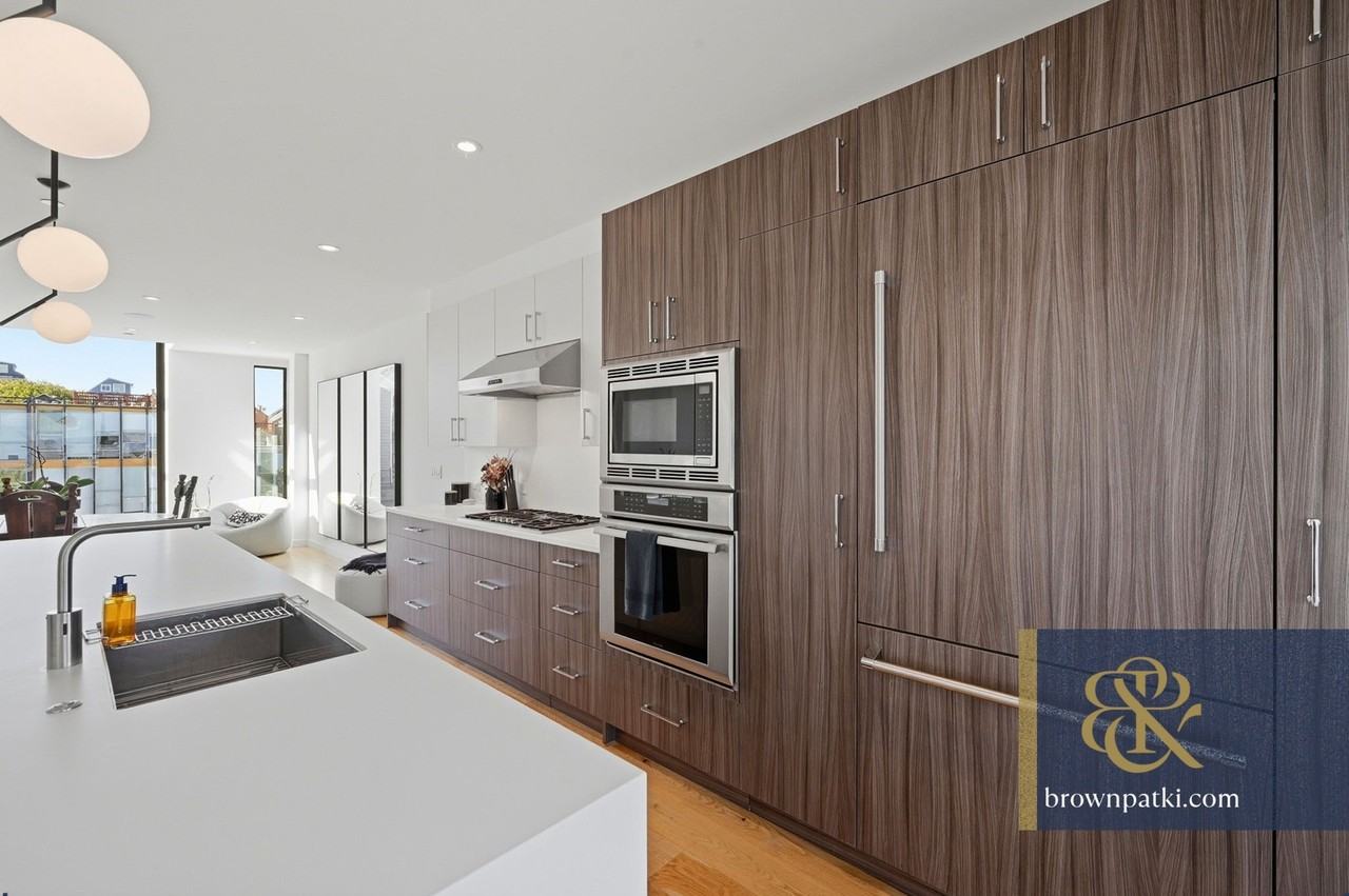 335 Pennsylvania Ave - Photo 7 of 24