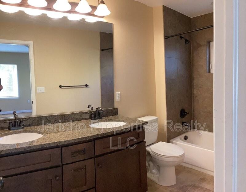 5958 S Lakeview St - Photo 5 of 17