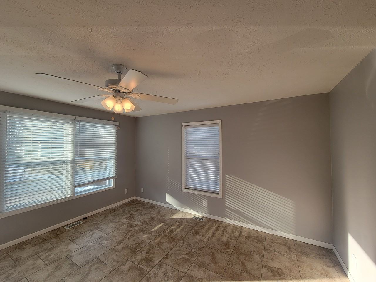 911 North Riverside Drive - Photo 3 of 11