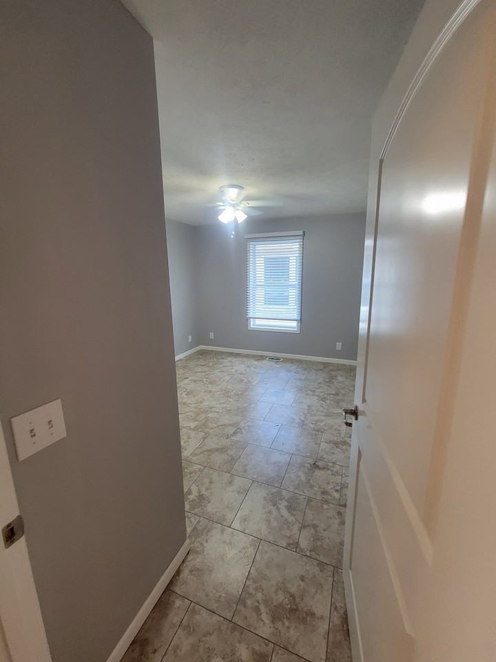 911 North Riverside Drive - Photo 4 of 11