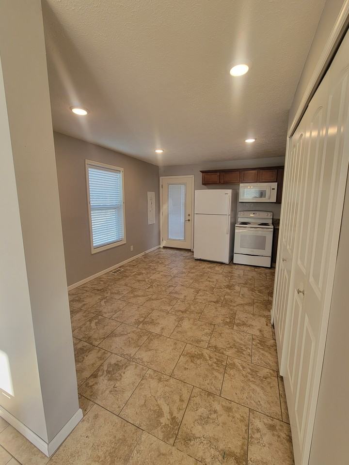 911 North Riverside Drive - Photo 5 of 11