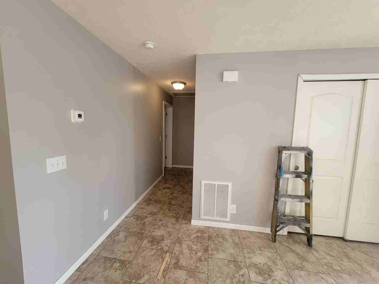 911 North Riverside Drive - Photo 6 of 11