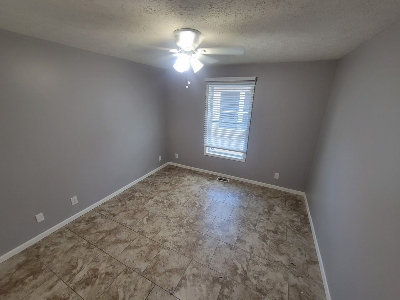 911 North Riverside Drive - Photo 7 of 11