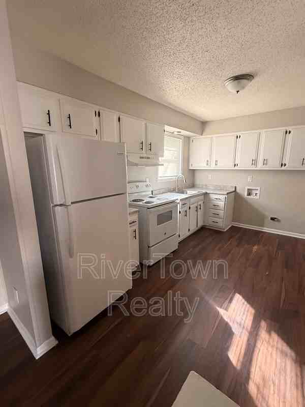 4070 Kerwin Dr - Photo 3 of 12