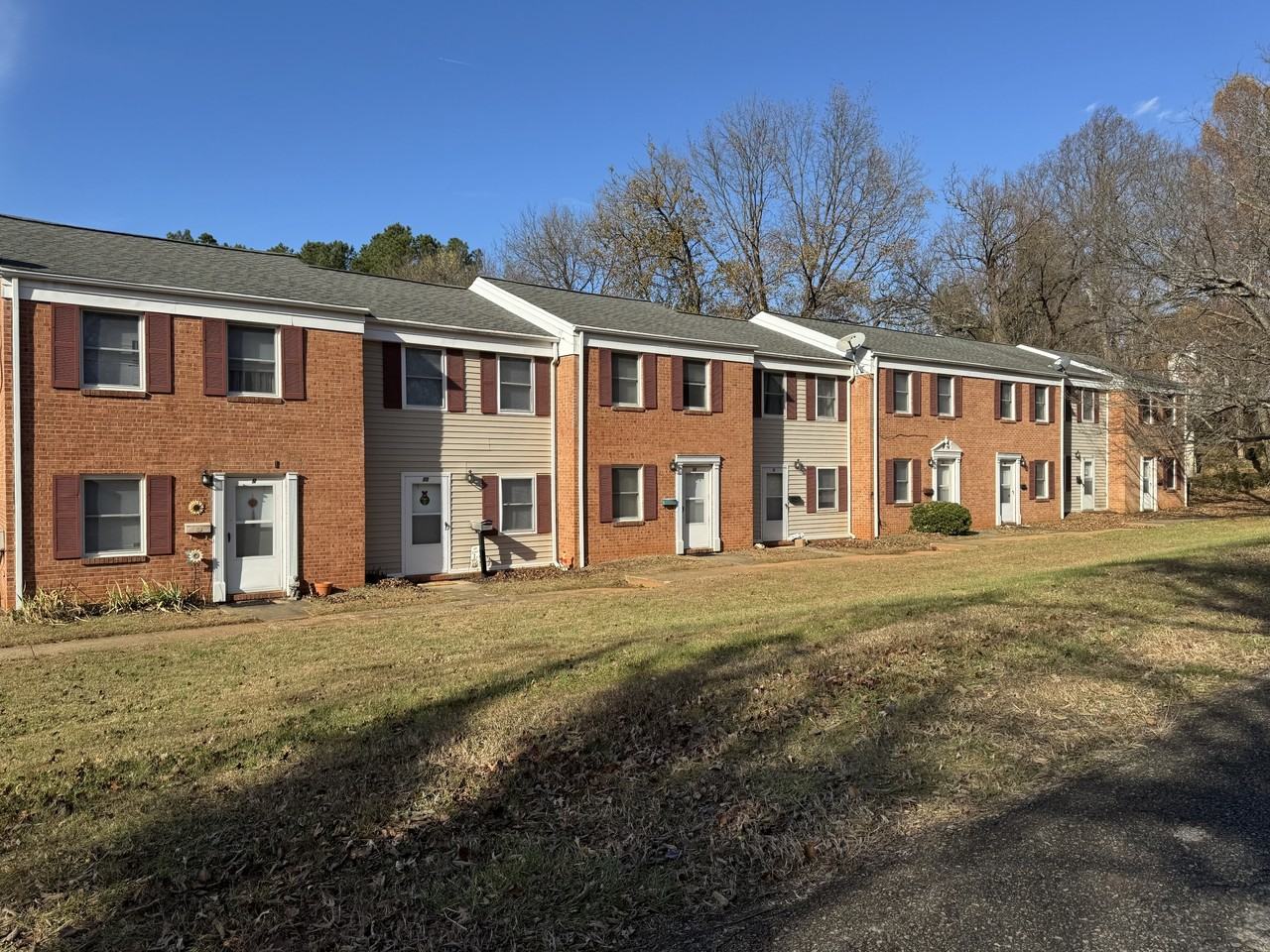 Peaks Manor - Photo 2 of 16