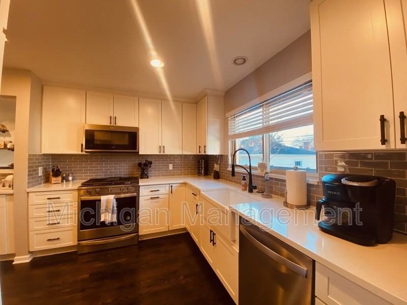 14505 Shadywood Dr - Photo 3 of 25