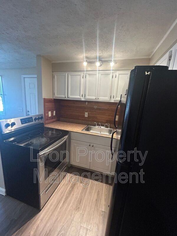 946 Admiral St #2 - Photo 2 of 15