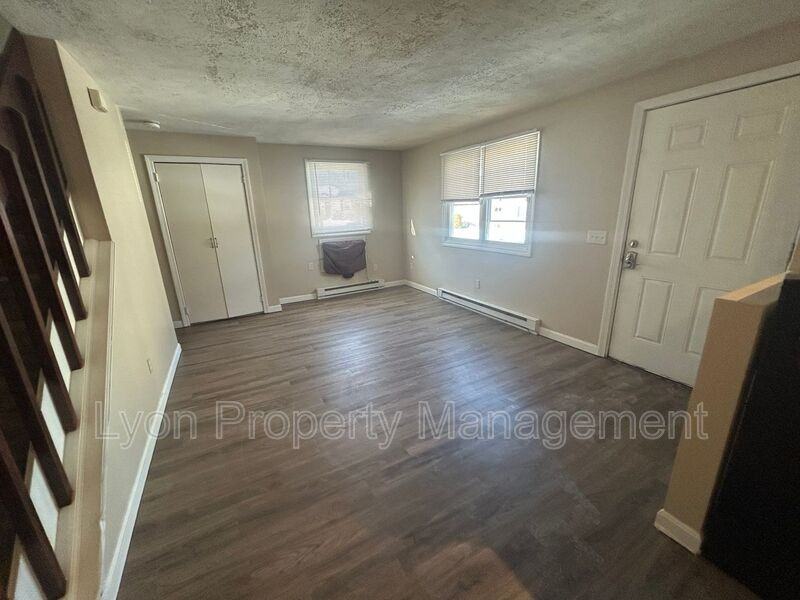 946 Admiral St #2 - Photo 3 of 15