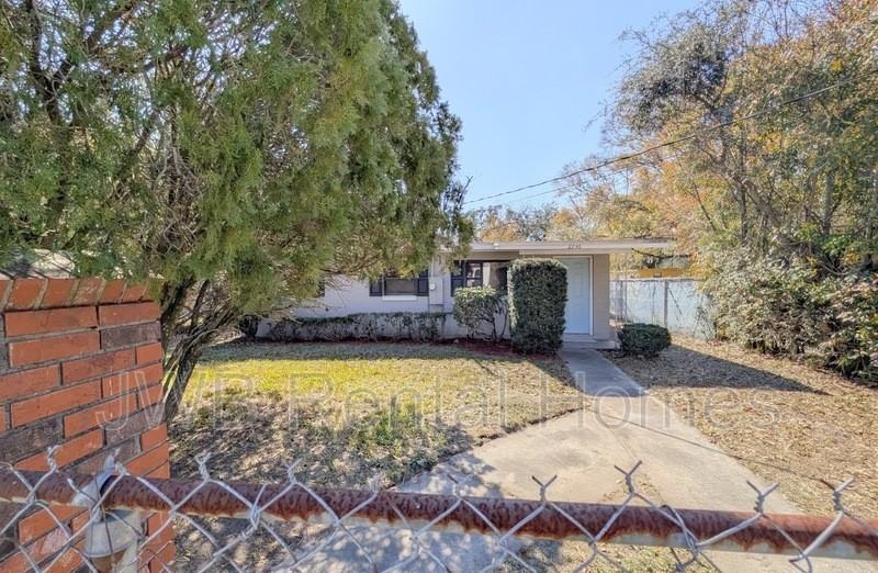 2236 Kingston St - Photo 2 of 16