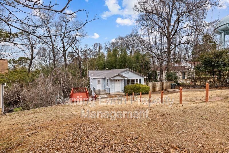 942 Hillcrest Ave - Photo 2 of 17