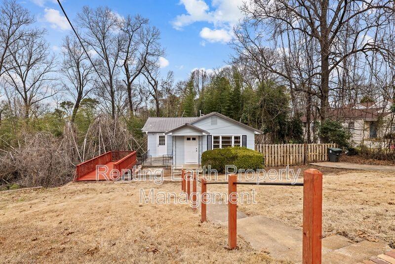 942 Hillcrest Ave - Photo 3 of 17