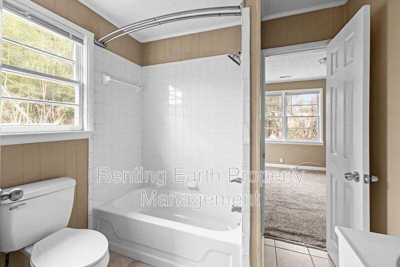 942 Hillcrest Ave - Photo 7 of 17