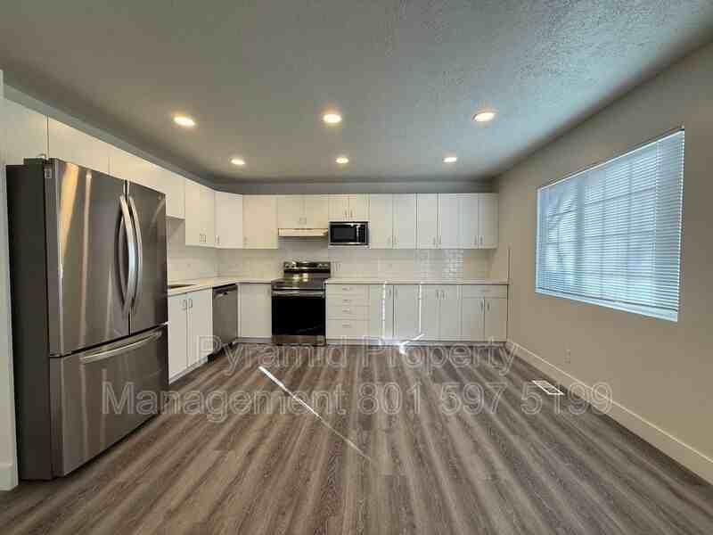 3180 Lincoln St #B - Photo 6 of 33