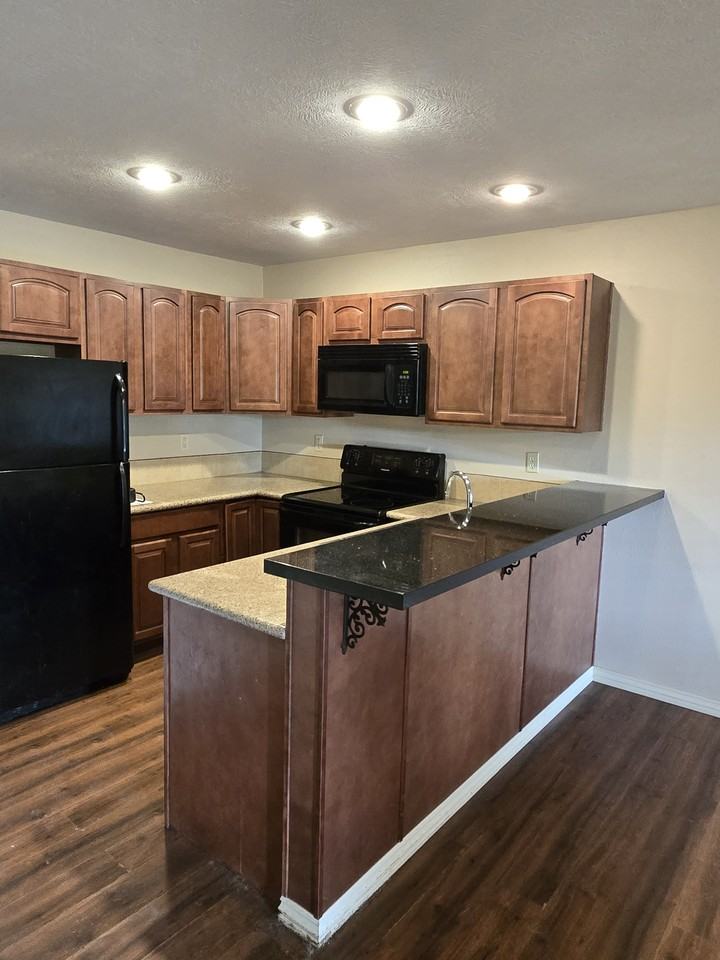 562 Welch St - Photo 2 of 13