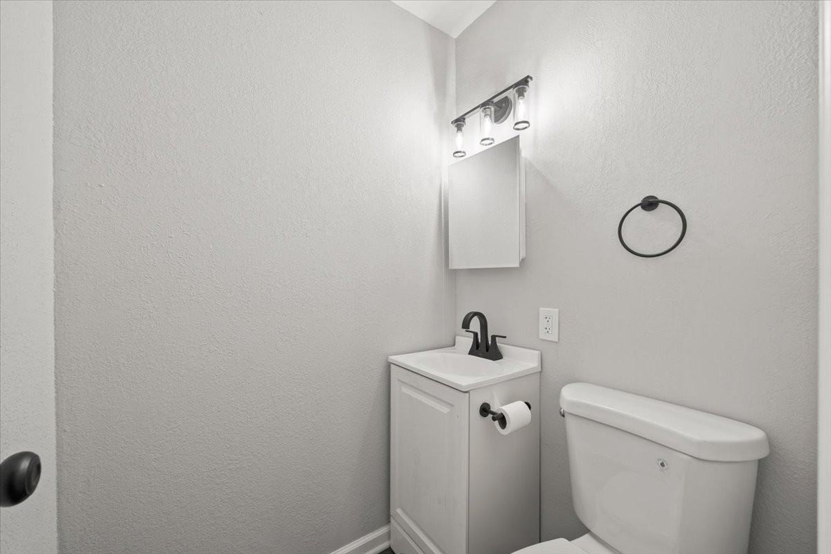 5035 E 41st Ter - Photo 4 of 9