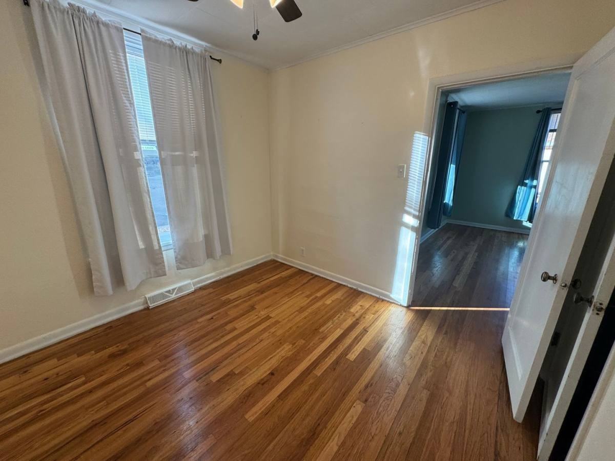 908 Spruce St - Photo 7 of 10