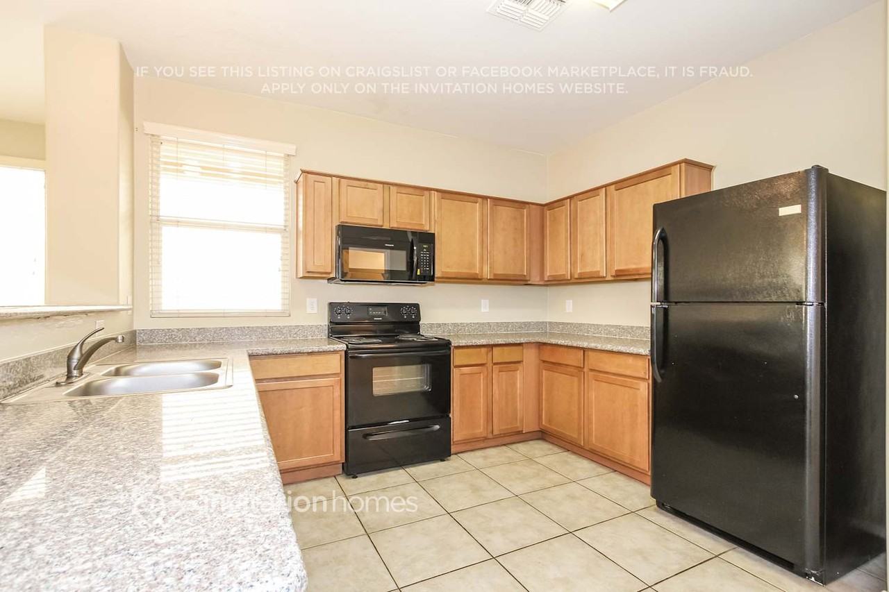 5220 W Albeniz Pl - Photo 4 of 17