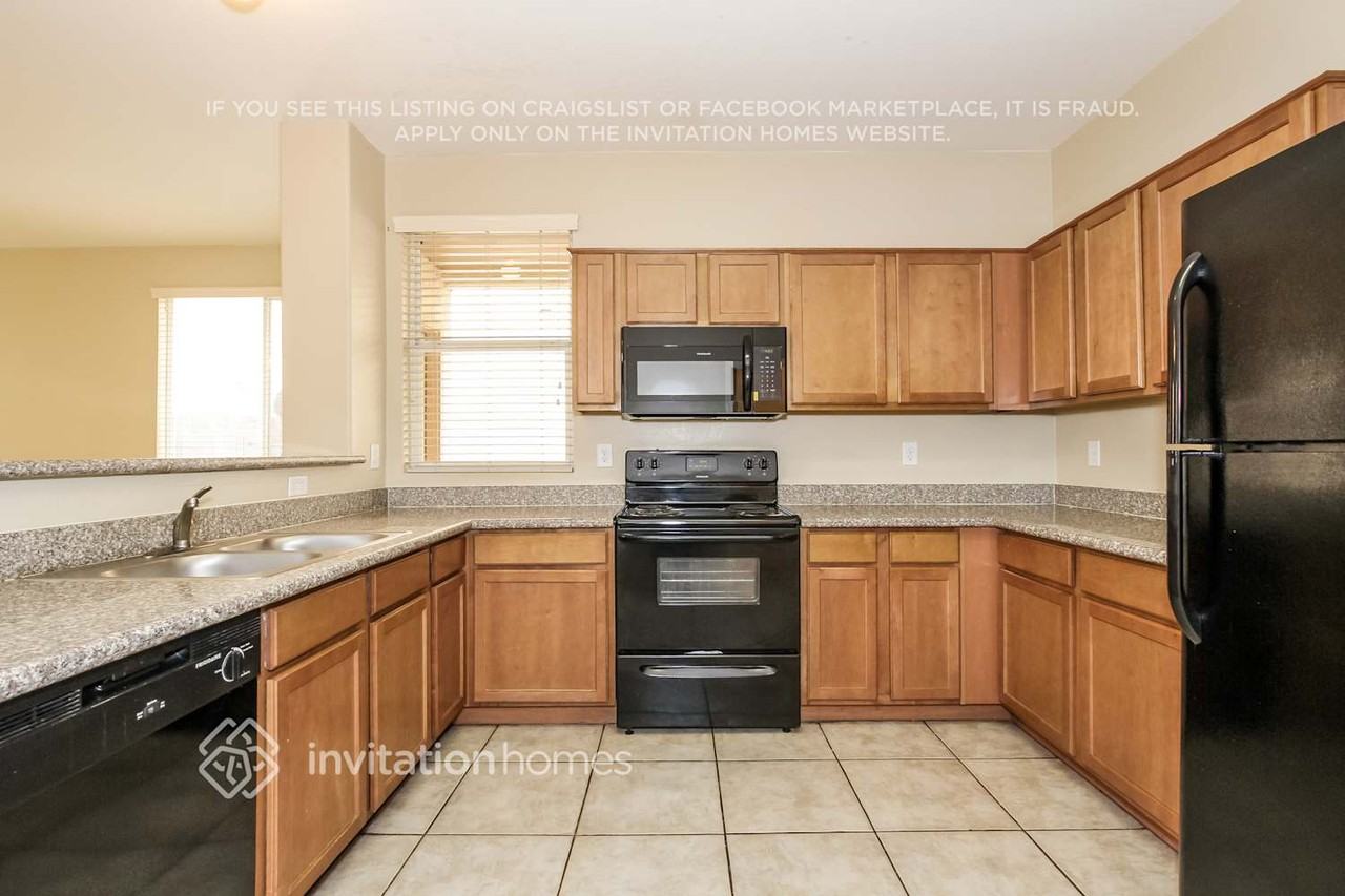 5220 W Albeniz Pl - Photo 5 of 17