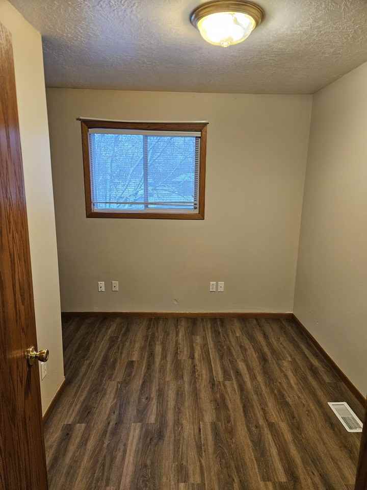 604 W 39th St - Photo 7 of 19