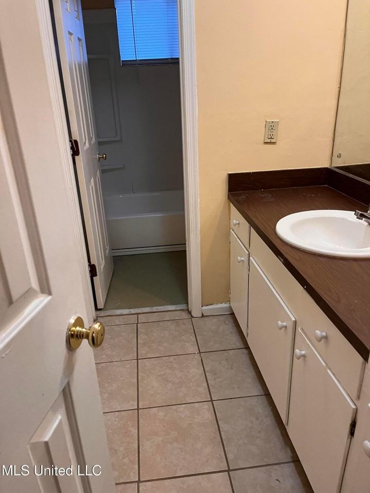 1129 Woodfield Dr - Photo 5 of 16