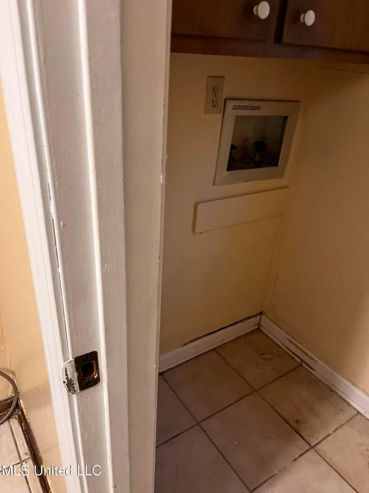 1129 Woodfield Dr - Photo 7 of 16