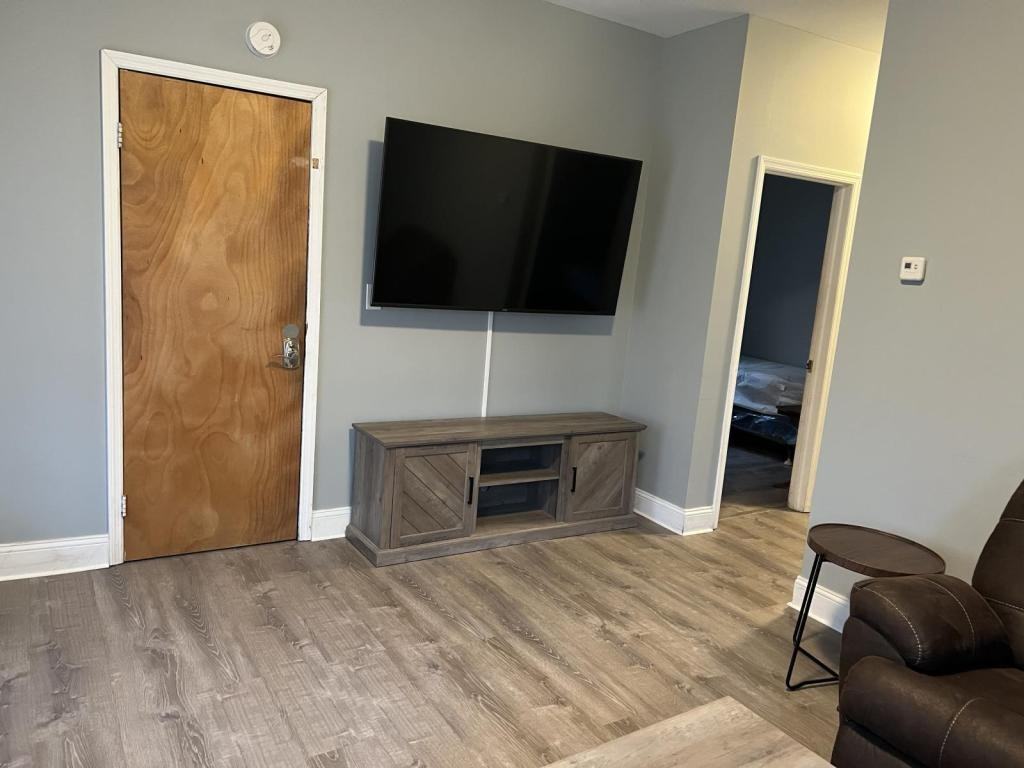 1567 Tibbits Ave - Photo 7 of 10