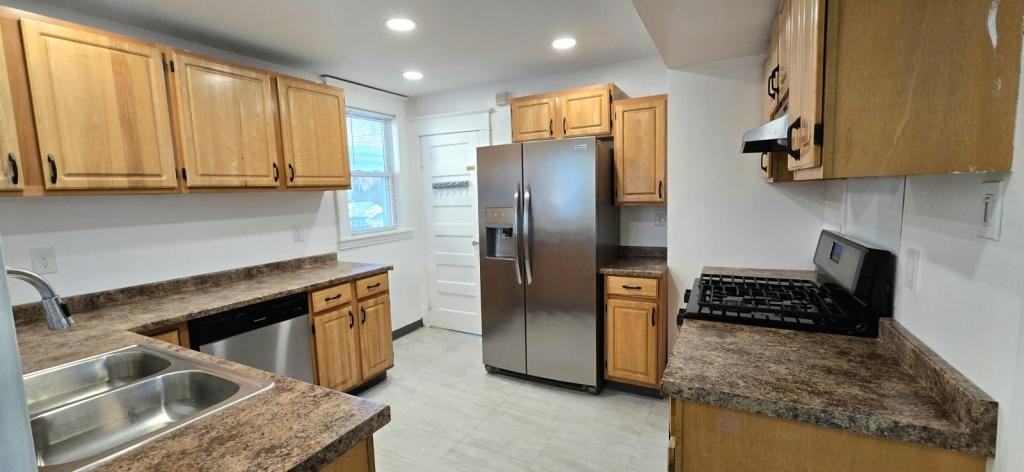 409 Plymouth Ave - Photo 3 of 14