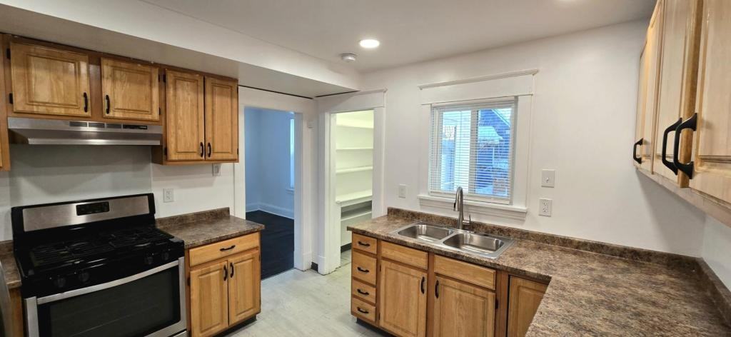 409 Plymouth Ave - Photo 4 of 14