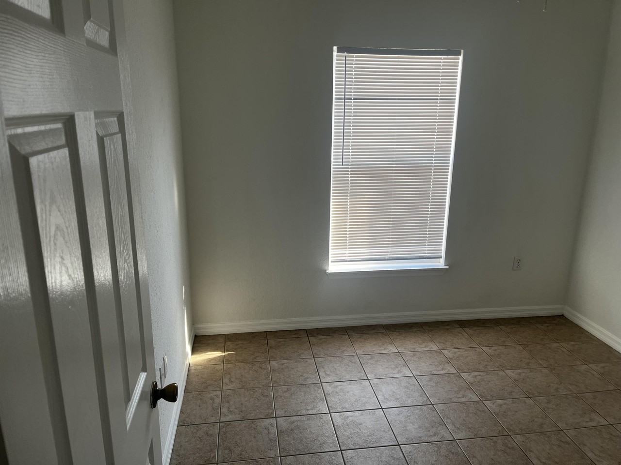 404 Danube Dr - Photo 6 of 13