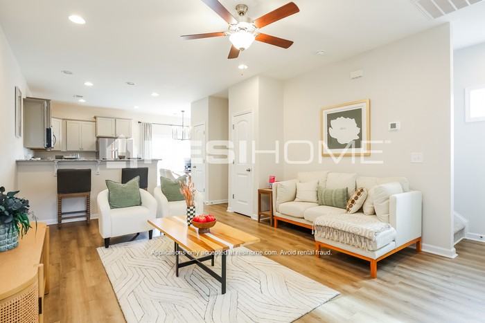 439 Country Club Ln - Photo 7 of 19