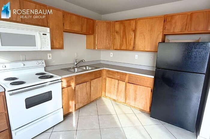 1702 W Shangri La Rd #2 - Photo 5 of 11