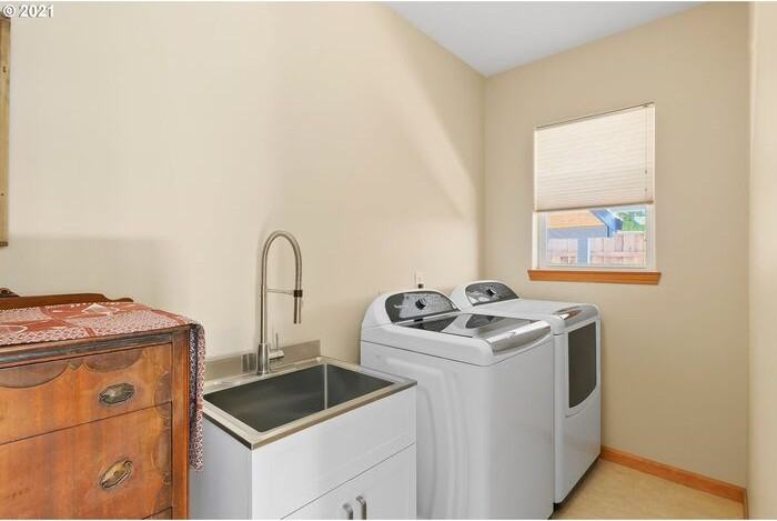 206 Ne Milne Rd - Photo 4 of 26