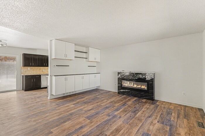 6538 W Kenyon Ave - Photo 5 of 24