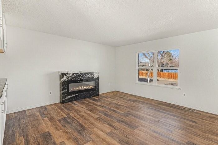 6538 W Kenyon Ave - Photo 6 of 24