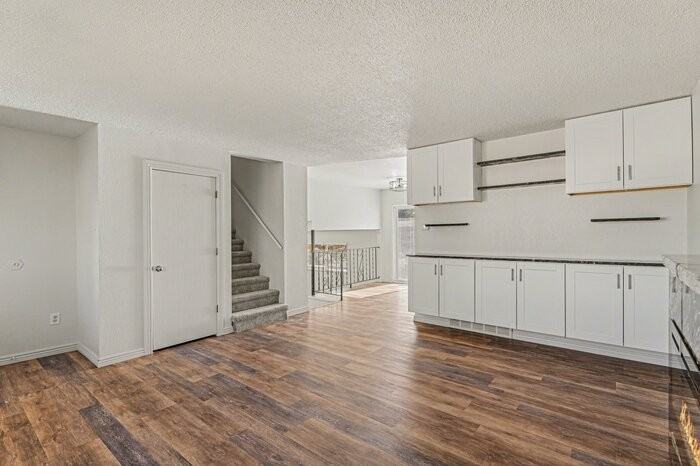 6538 W Kenyon Ave - Photo 7 of 24