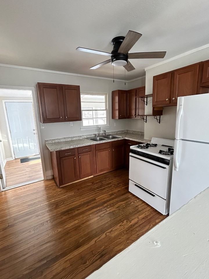 1109 Adams St - Photo 2 of 11