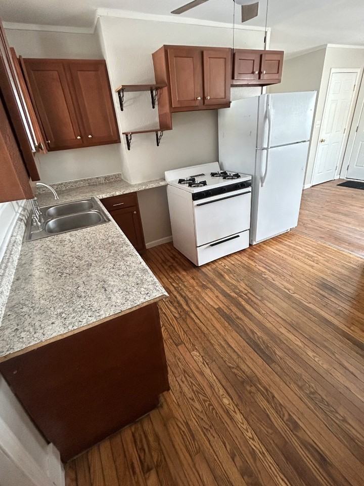 1109 Adams St - Photo 4 of 11