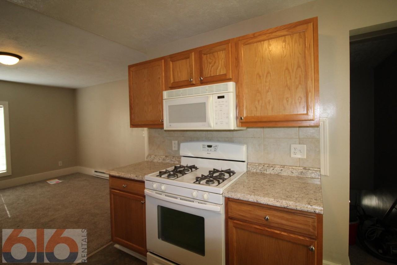 819 Douglas St Nw - Photo 3 of 20