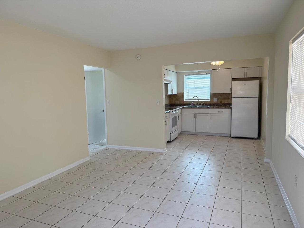 311 N Jupiter Ave - Photo 4 of 16