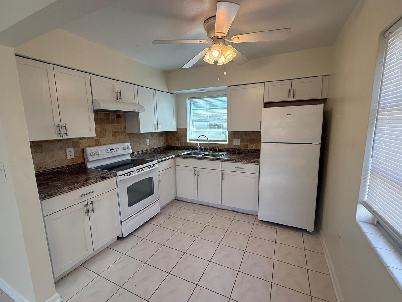 311 N Jupiter Ave - Photo 3 of 16